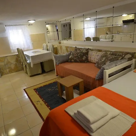 Apartment Mit Terrasse Und Grill Trogir