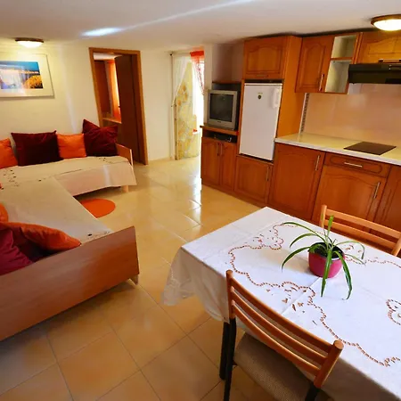 Apartment Mit Terrasse Und Grill Trogir